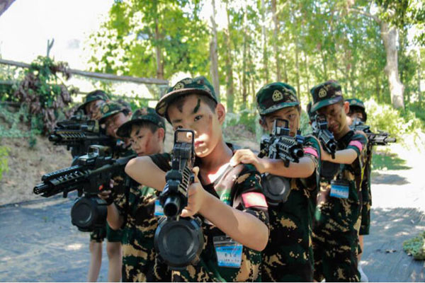 深圳暑假军训夏令营，培养孩子遇挫不气馁的良好作风